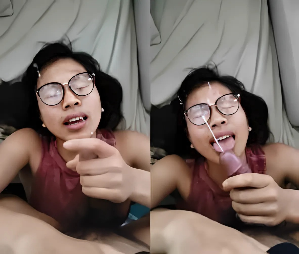 A garota de óculos adora gozar na cara