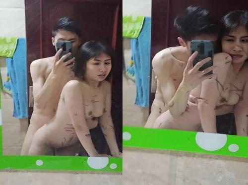 A garota adora foder na frente do espelho A garota adora foder na frente do espelho