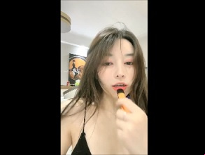전염병 동안 집에 있는 예쁜 소녀