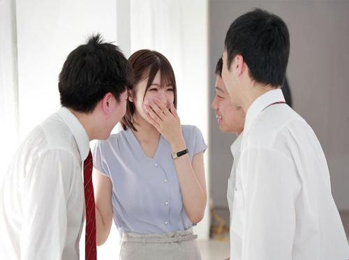 Jeune enseignant stagiaire et étudiants chanceux Jeune enseignant stagiaire et étudiants chanceux